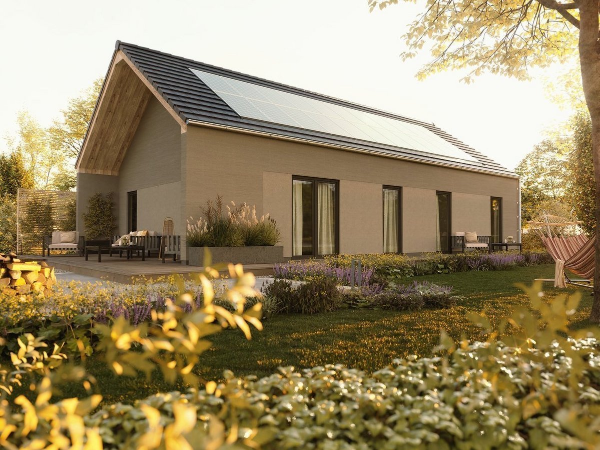 Modernes Einfamilienhaus mit Satteldach und Garten in natürlicher Umgebung