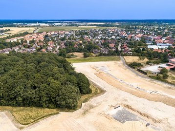 Luftaufnahme eines großen Baugrundstücks als Beispiel für die Grundstückswahl beim Bungalowbau mit AN Massivhaus
