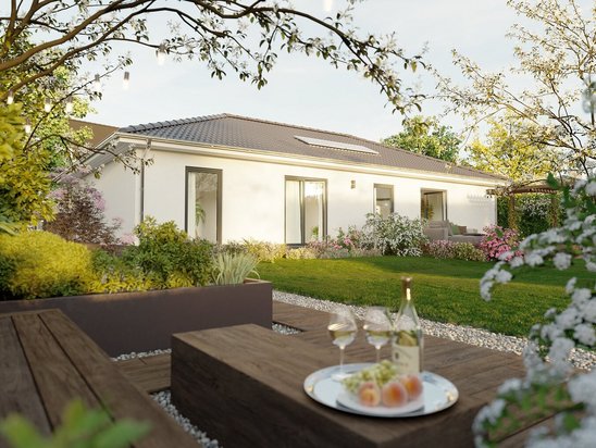 Der Bungalow ERA 131 mit Terrasse und Gartenansicht – ein Aktionshaus mit Vollausstattung und cleverem Grundriss