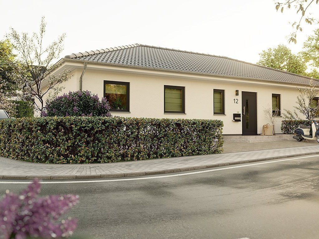 Moderner Bungalow mit Vorgarten als Beispiel für ebenerdiges Wohnen mit AN Massivhaus