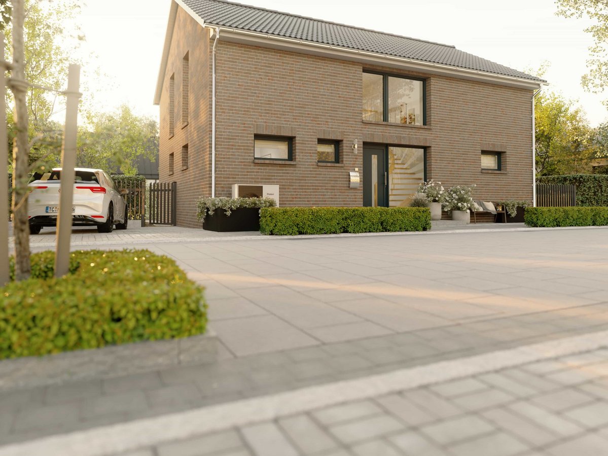 Modernes Einfamilienhaus mit Klinkerfassade und gepflasterter Einfahrt